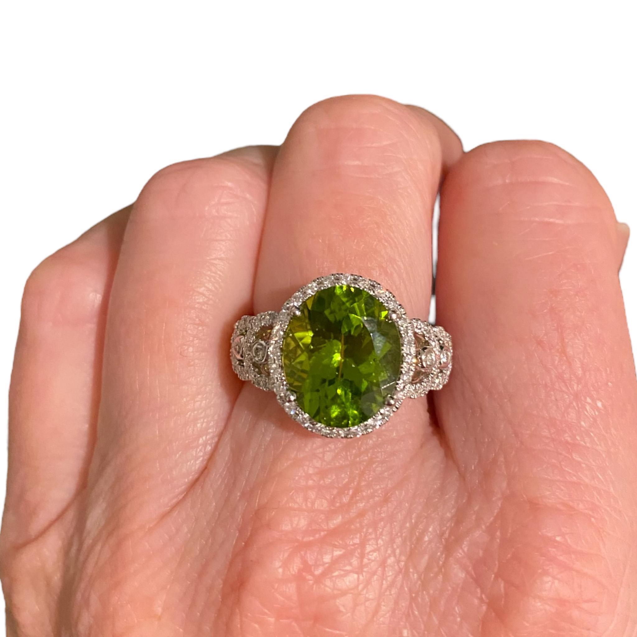 18K White Gold Peridot & Diamond Ring For Sale 4