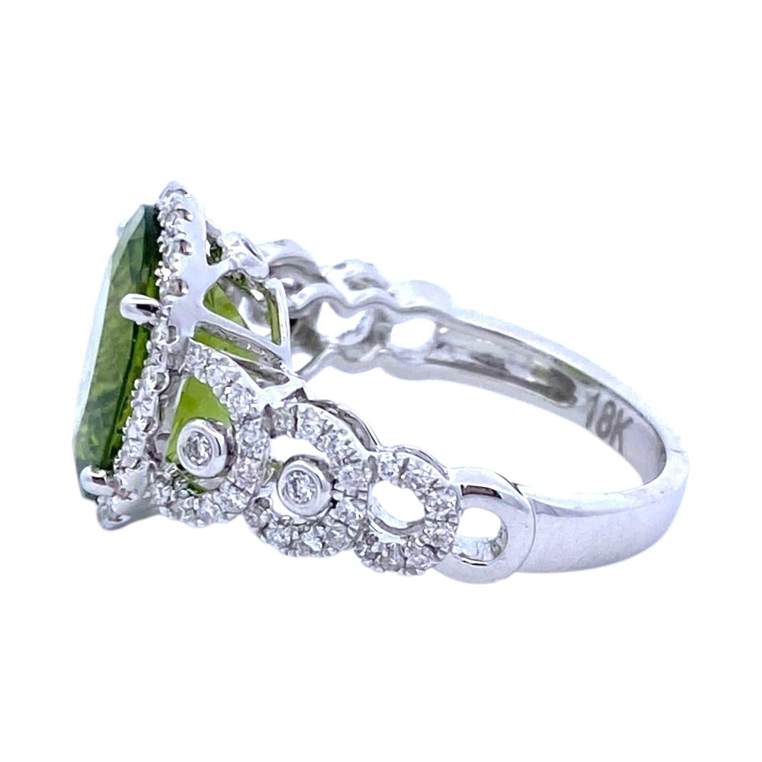 Contemporary 18K White Gold Peridot & Diamond Ring For Sale