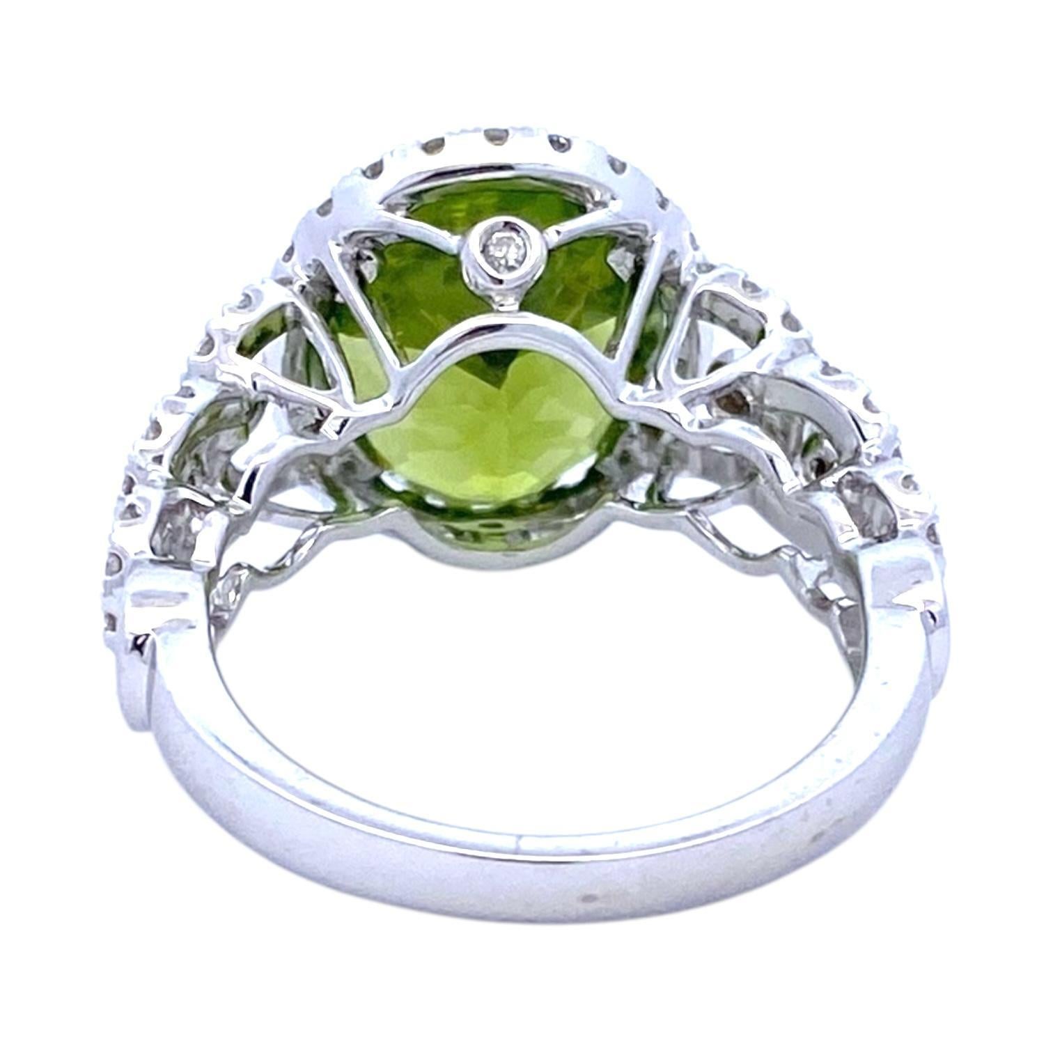 18K White Gold Peridot & Diamond Ring In Good Condition For Sale In Henderson, NV