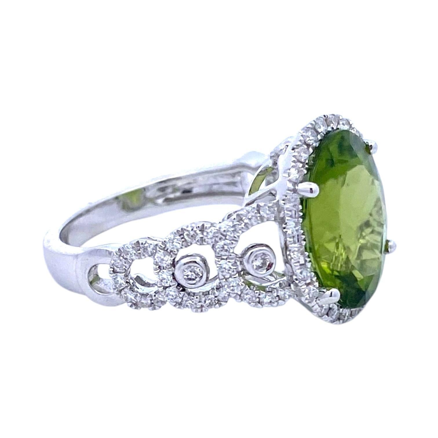 18K White Gold Peridot & Diamond Ring For Sale 2