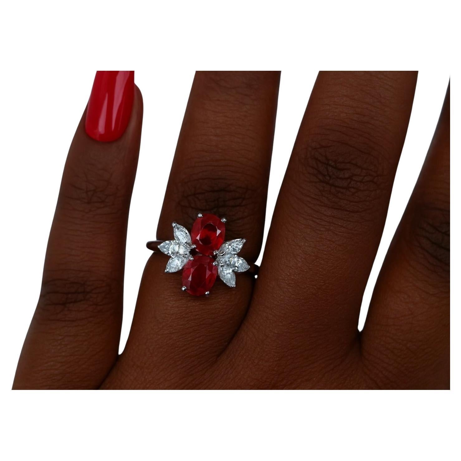 18K Weißgold Taubenblut Rubin & Diamant Cocktail Ring

Dieser auffällige Cocktailring ist aus 18 Karat Weißgold gefertigt und wiegt 7,7 Gramm. In der Mitte befinden sich zwei lebhafte ovale Pigeon Blood Rubine, die für ihre außergewöhnliche Farbe