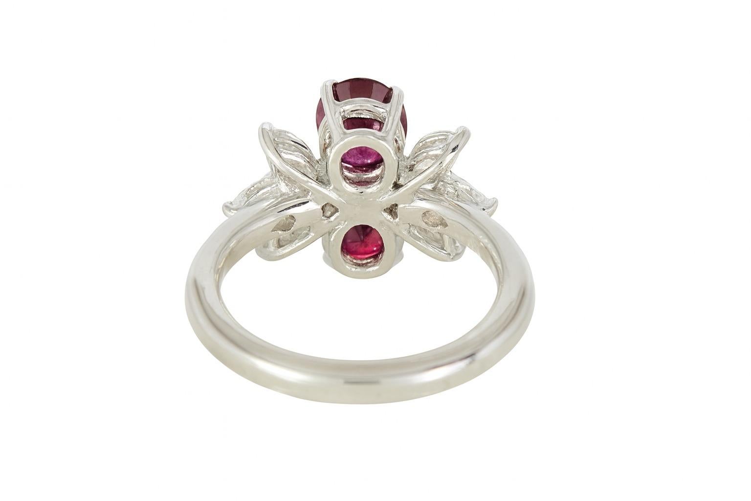 18K Weißgold Taubenblut Rubin & Diamant Cocktail Ring (Kissenschliff) im Angebot