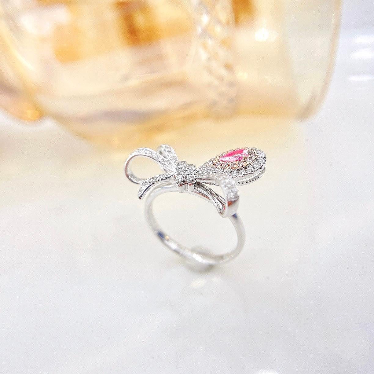 18K White Gold Pink Diamond Bow Ring with Diamonds In New Condition For Sale In Kowloon, HK