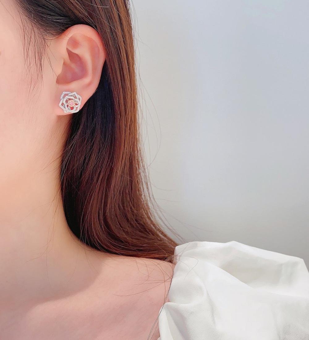 Taglio cuscino Orecchini a fiore con diamante rosa e diamante in oro bianco 18 carati in vendita