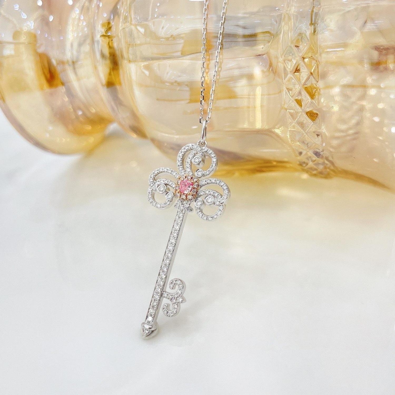 Collana in oro bianco 18K con diamante rosa e chiave di diamante 
