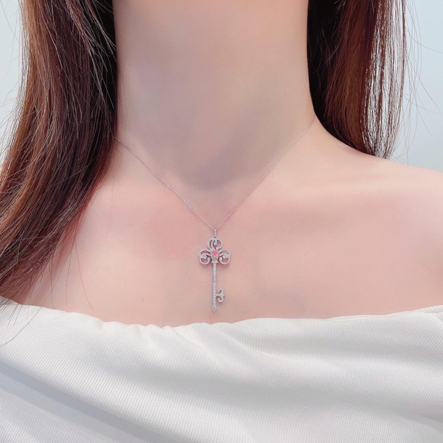 Moderno Collana con ciondolo con diamante rosa e diamante Key to Your Heart in oro bianco 18K in vendita