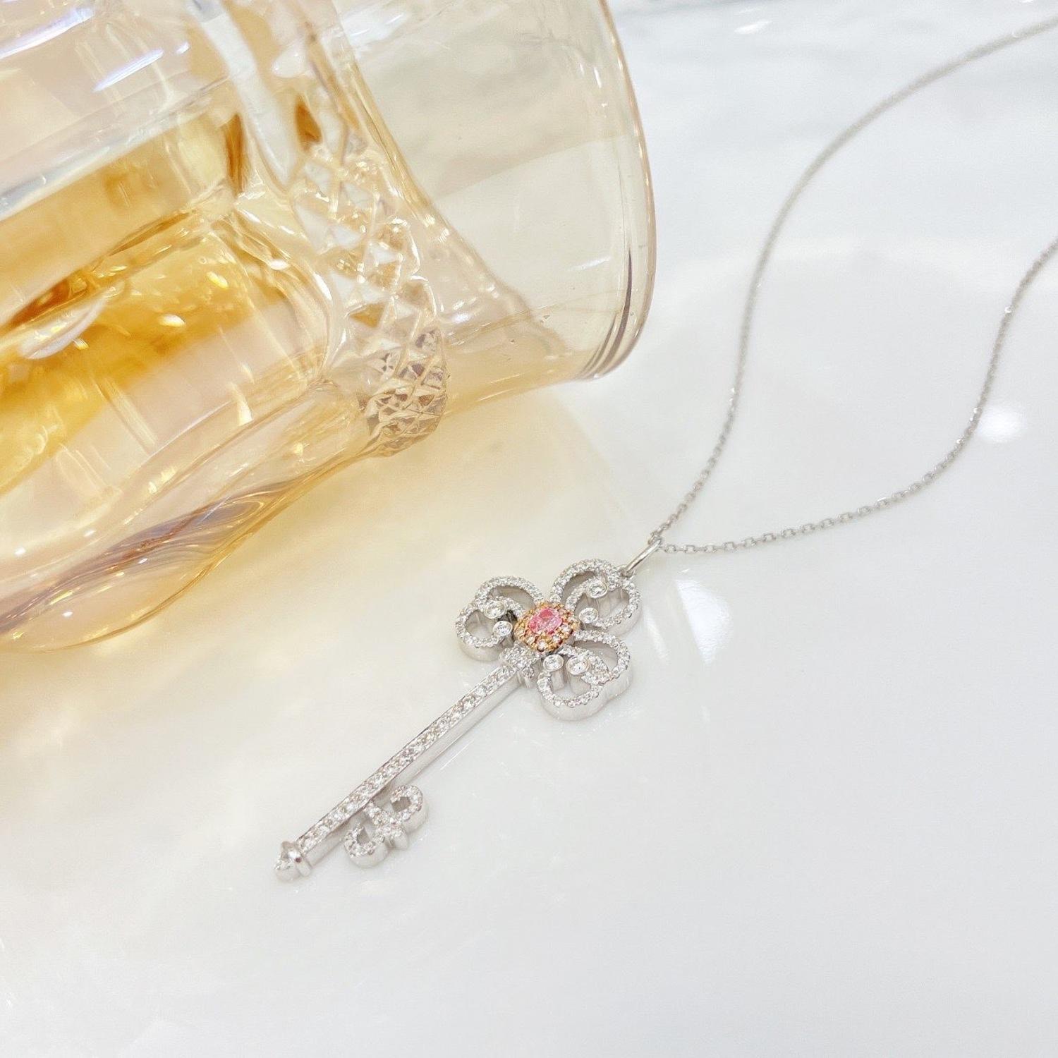 Taglio cuscino Collana con ciondolo con diamante rosa e diamante Key to Your Heart in oro bianco 18K in vendita