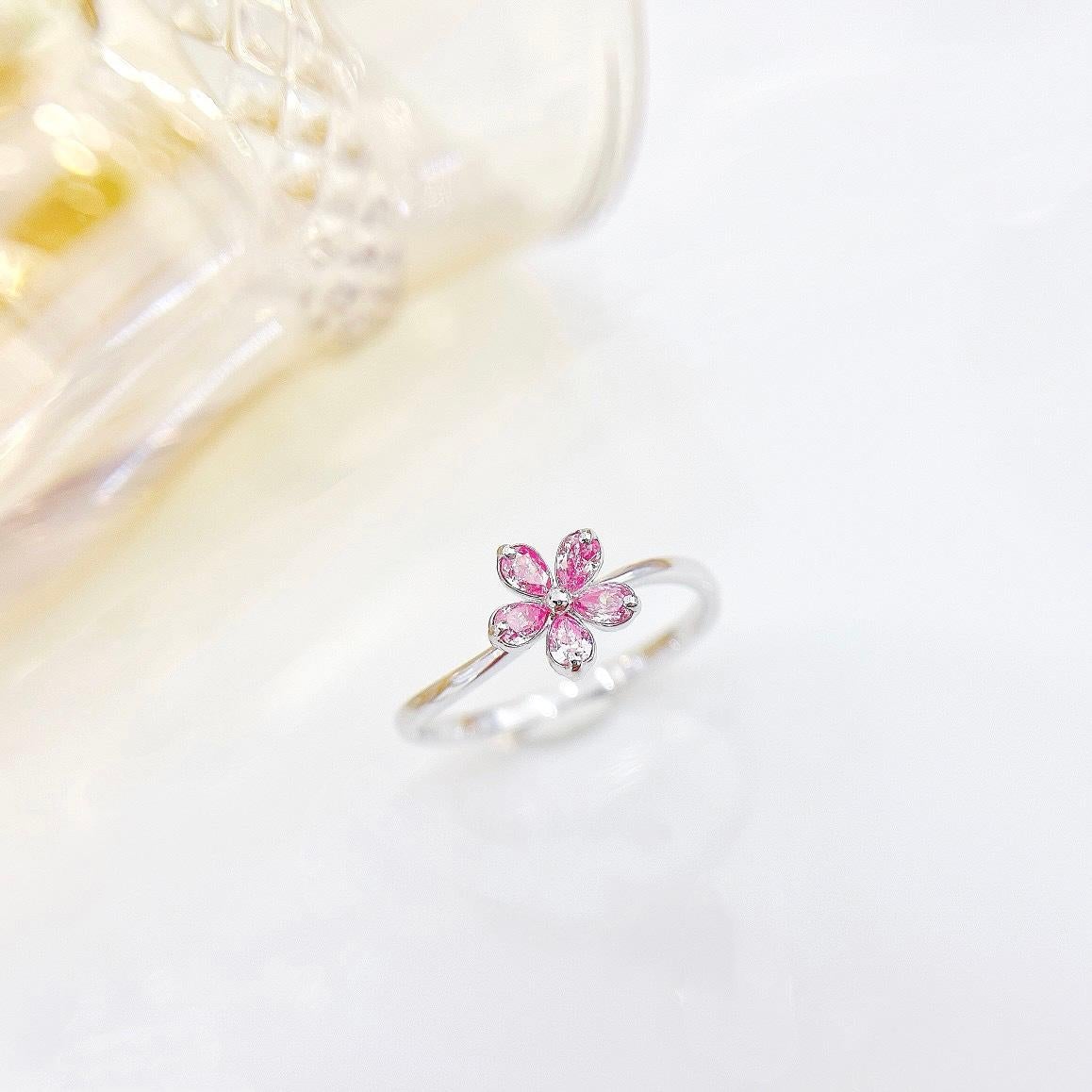 18K White Gold Pink Diamond Flower Ring In New Condition For Sale In Kowloon, HK