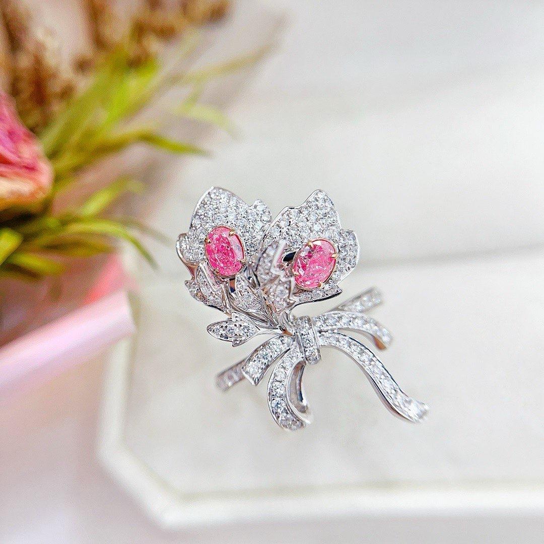 18K White Gold Pink Diamond Flower Ring with Diamonds In New Condition For Sale In Kowloon, HK