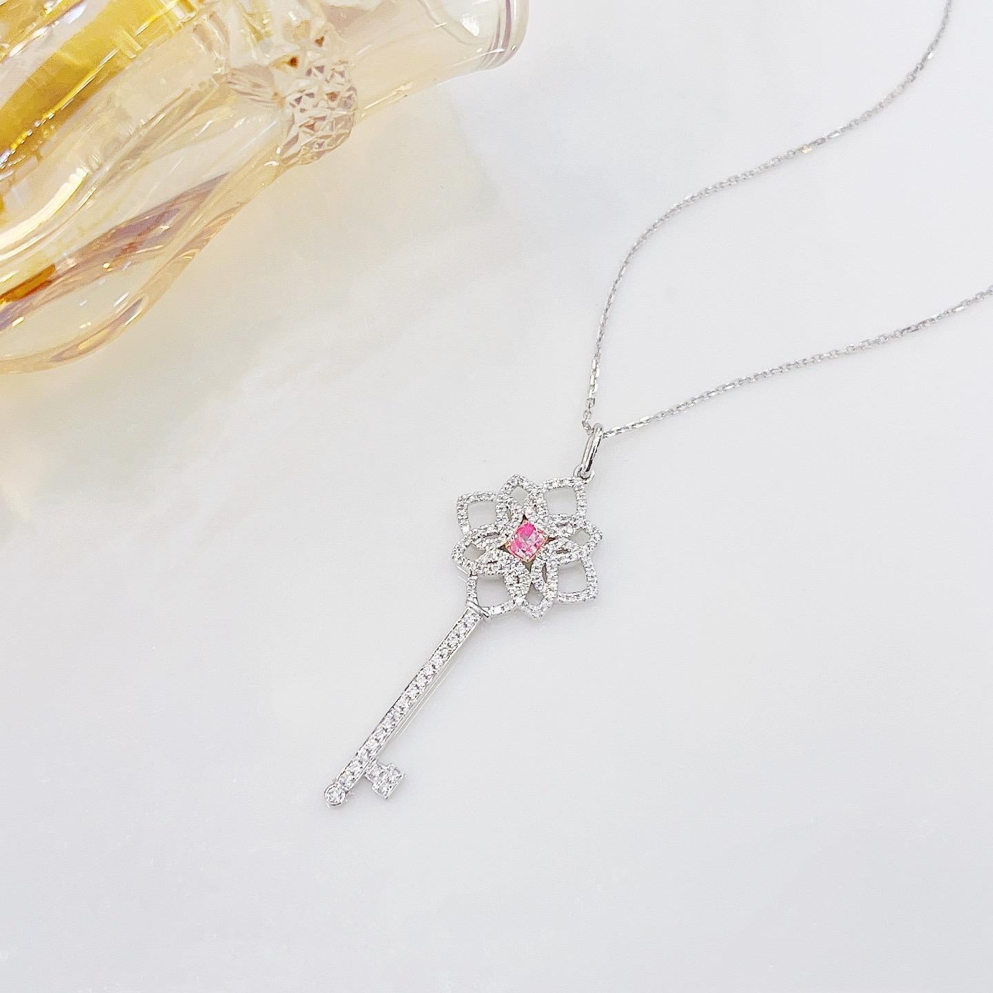18K White Gold Pink Diamond Key Pendant Necklace In New Condition For Sale In Kowloon, HK