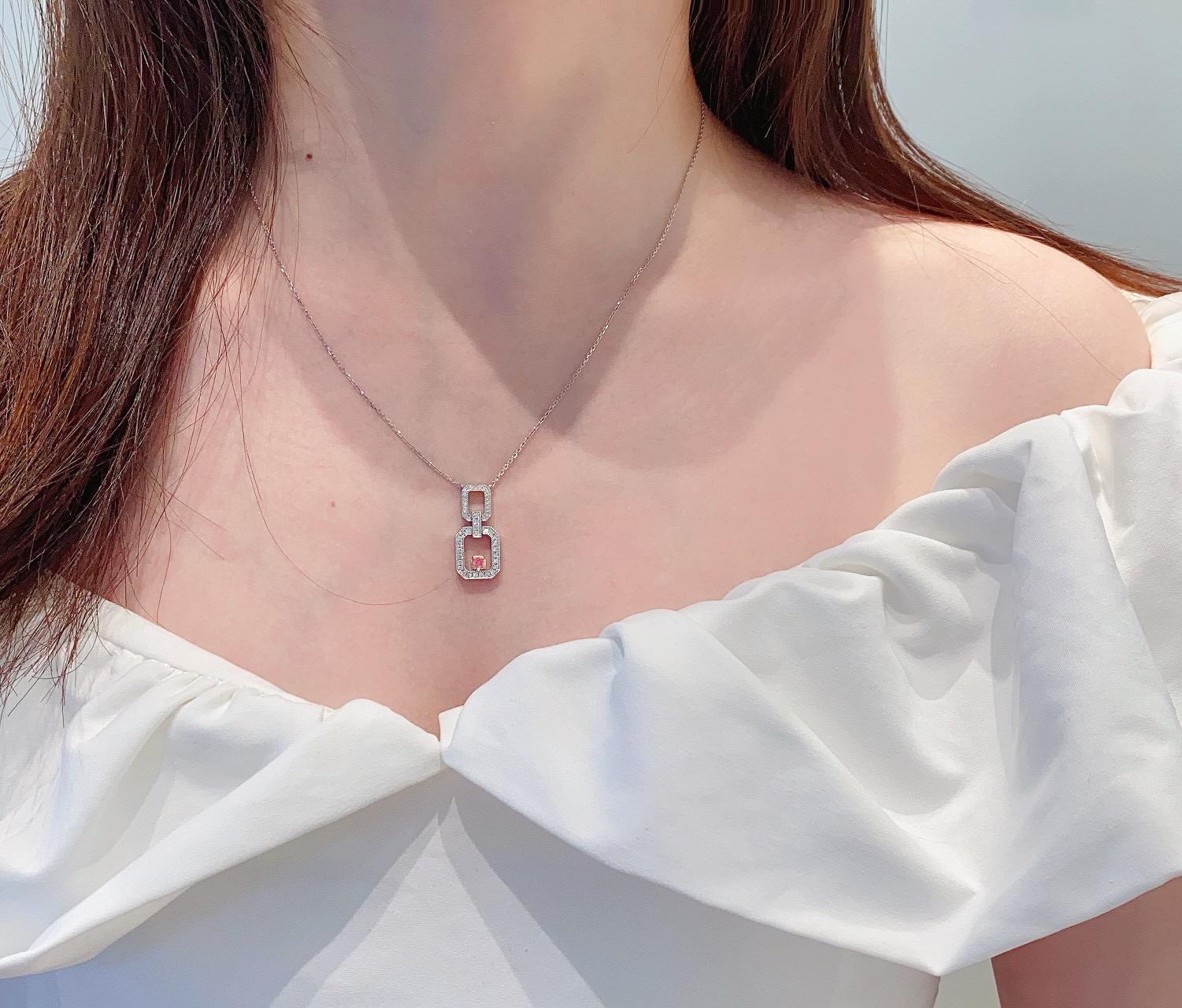 18K White Gold Pink Diamond Lock Pendant Necklace In New Condition For Sale In Kowloon, HK