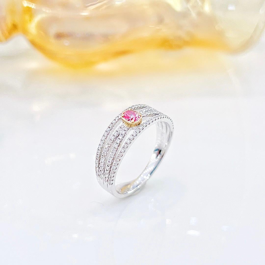 Anello con diamante rosa in oro bianco 18 carati con diamanti

1 Pink Diamond - 0,12 TC
Diamanti - 0,267 CT

Peso totale - 2,85 GM