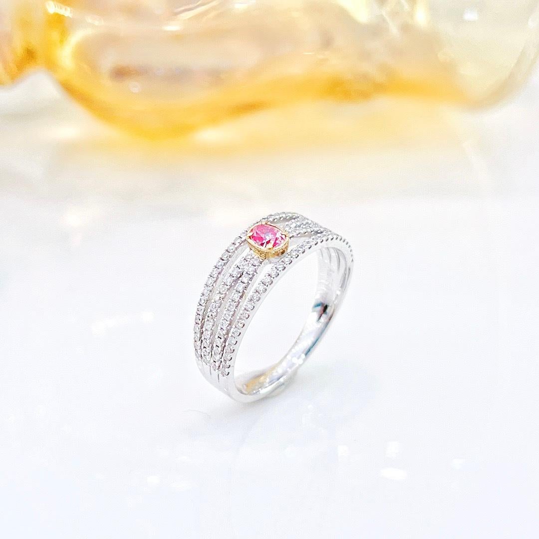 Moderno Anello con diamante rosa in oro bianco 18 carati con diamanti in vendita