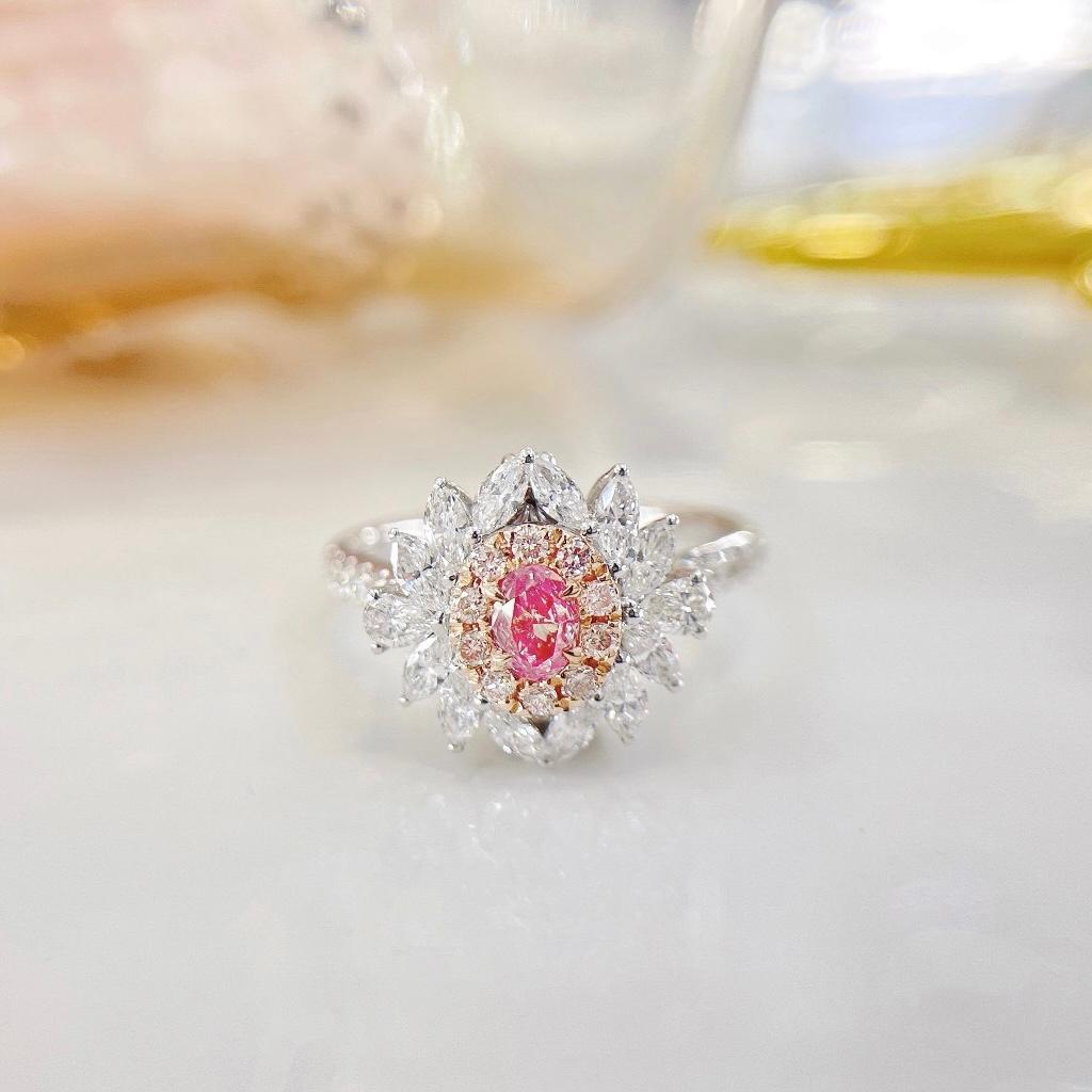 Moderno Anello con diamante rosa in oro bianco 18 carati con diamanti in vendita