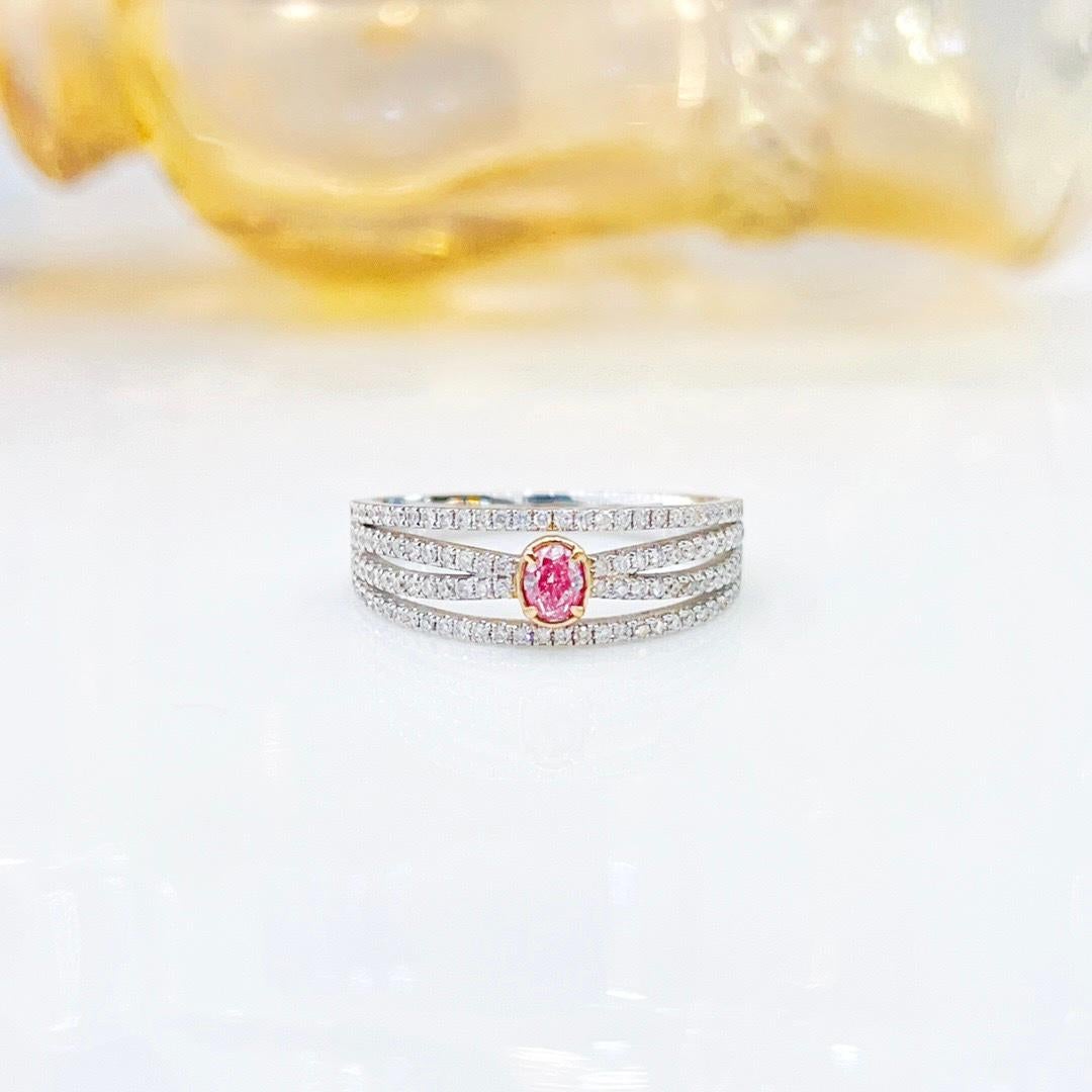 Taglio cuscino Anello con diamante rosa in oro bianco 18 carati con diamanti in vendita