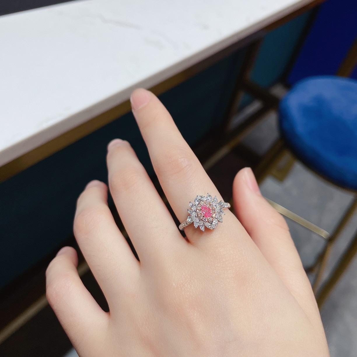 Taglio cuscino Anello con diamante rosa in oro bianco 18 carati con diamanti in vendita
