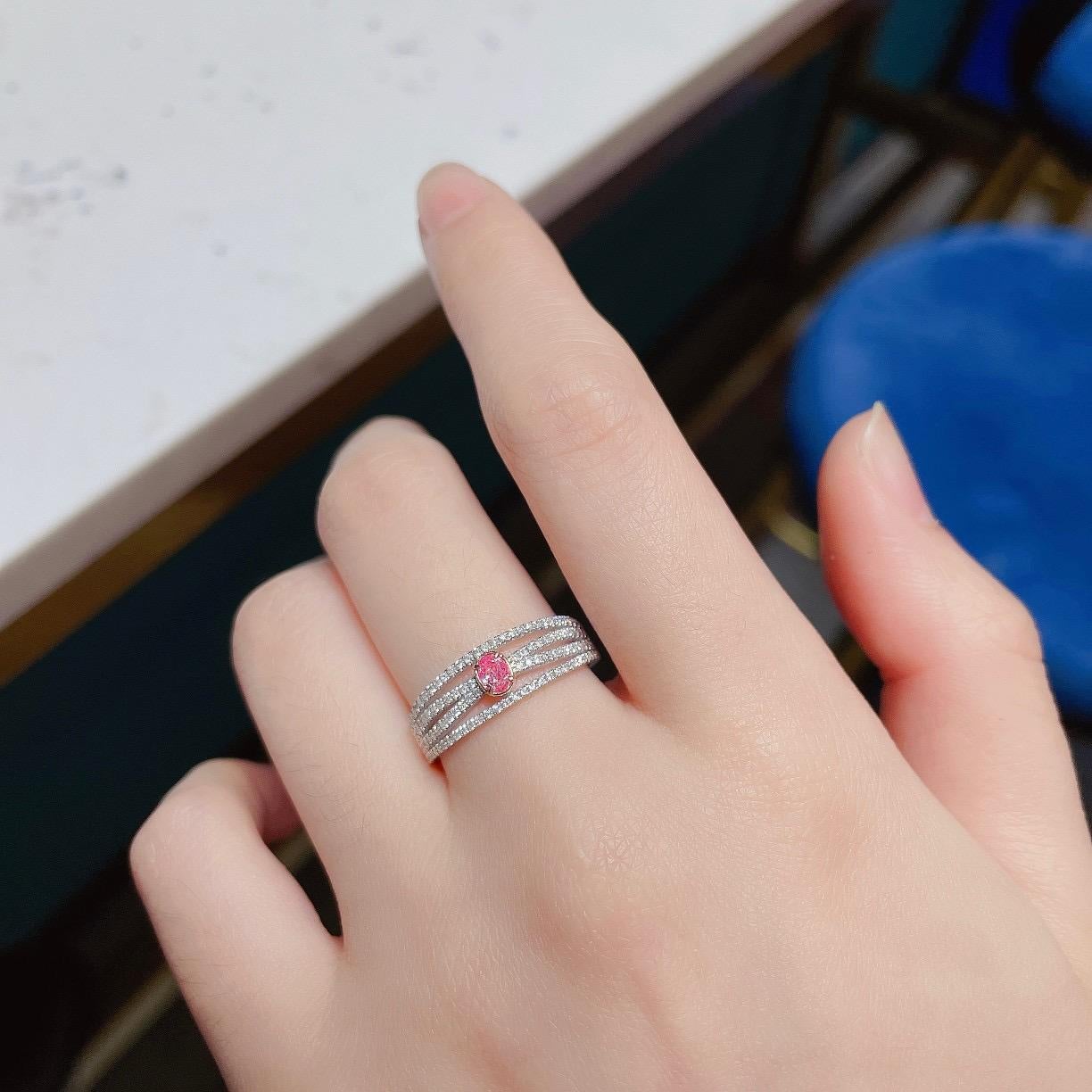 Anello con diamante rosa in oro bianco 18 carati con diamanti In condizioni Nuovo in vendita a Kowloon, HK