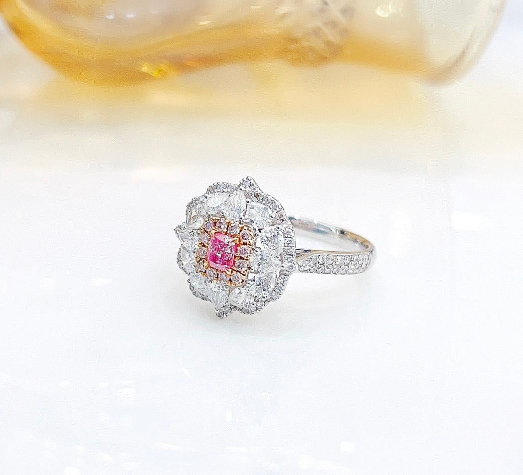 18K White Gold Pink Diamond Ring with Diamonds In New Condition For Sale In Kowloon, HK