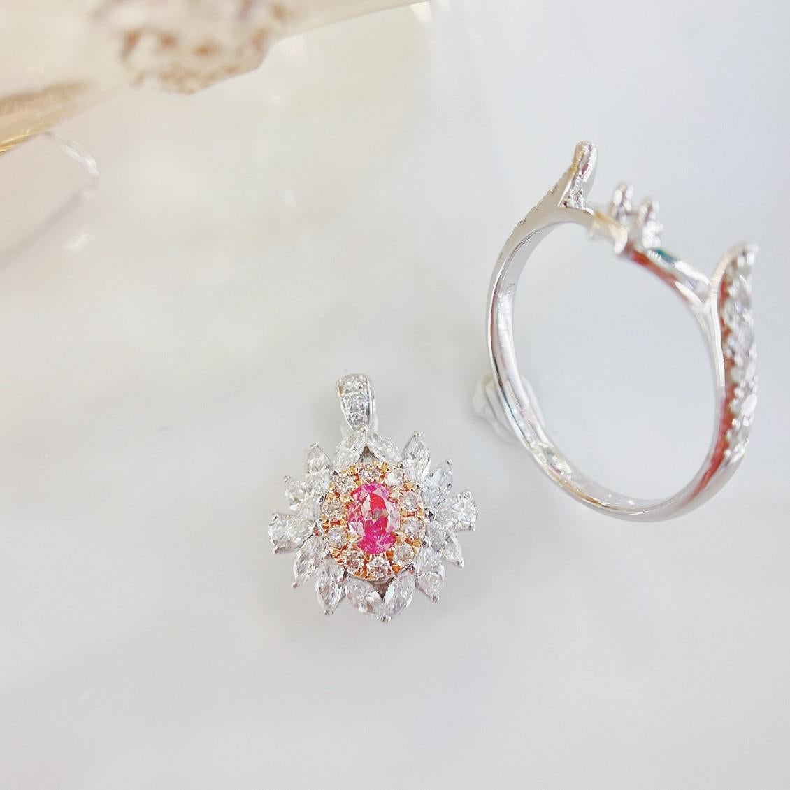 Anello con diamante rosa in oro bianco 18 carati con diamanti In condizioni Nuovo in vendita a Kowloon, HK
