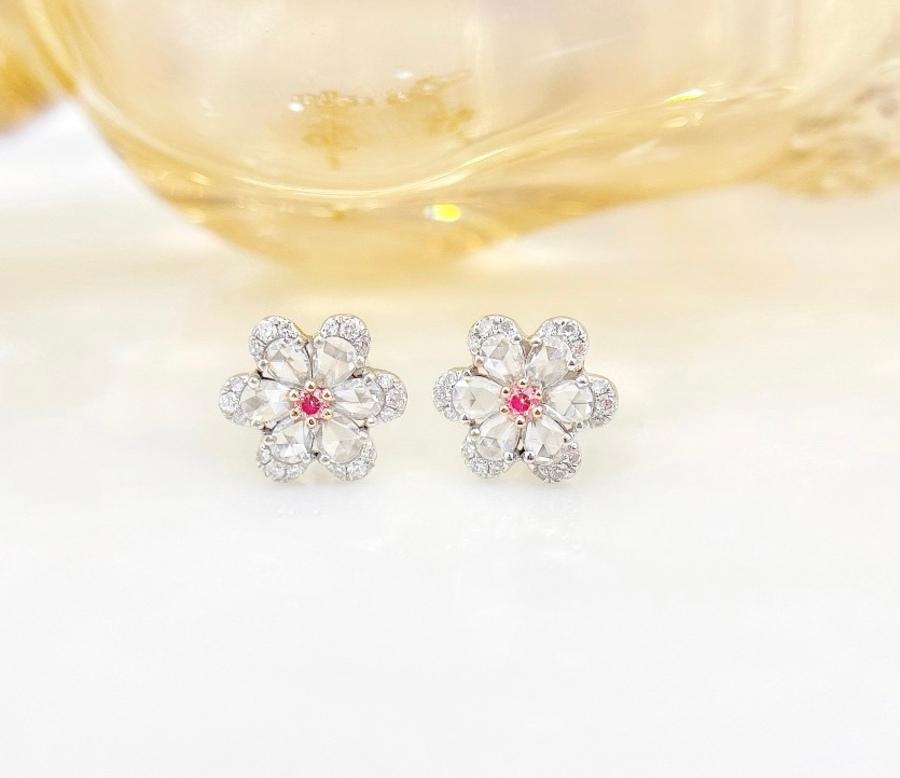 18K White Gold Pink Diamond Snowflake Stud Earrings with Diamonds In New Condition For Sale In Kowloon, HK