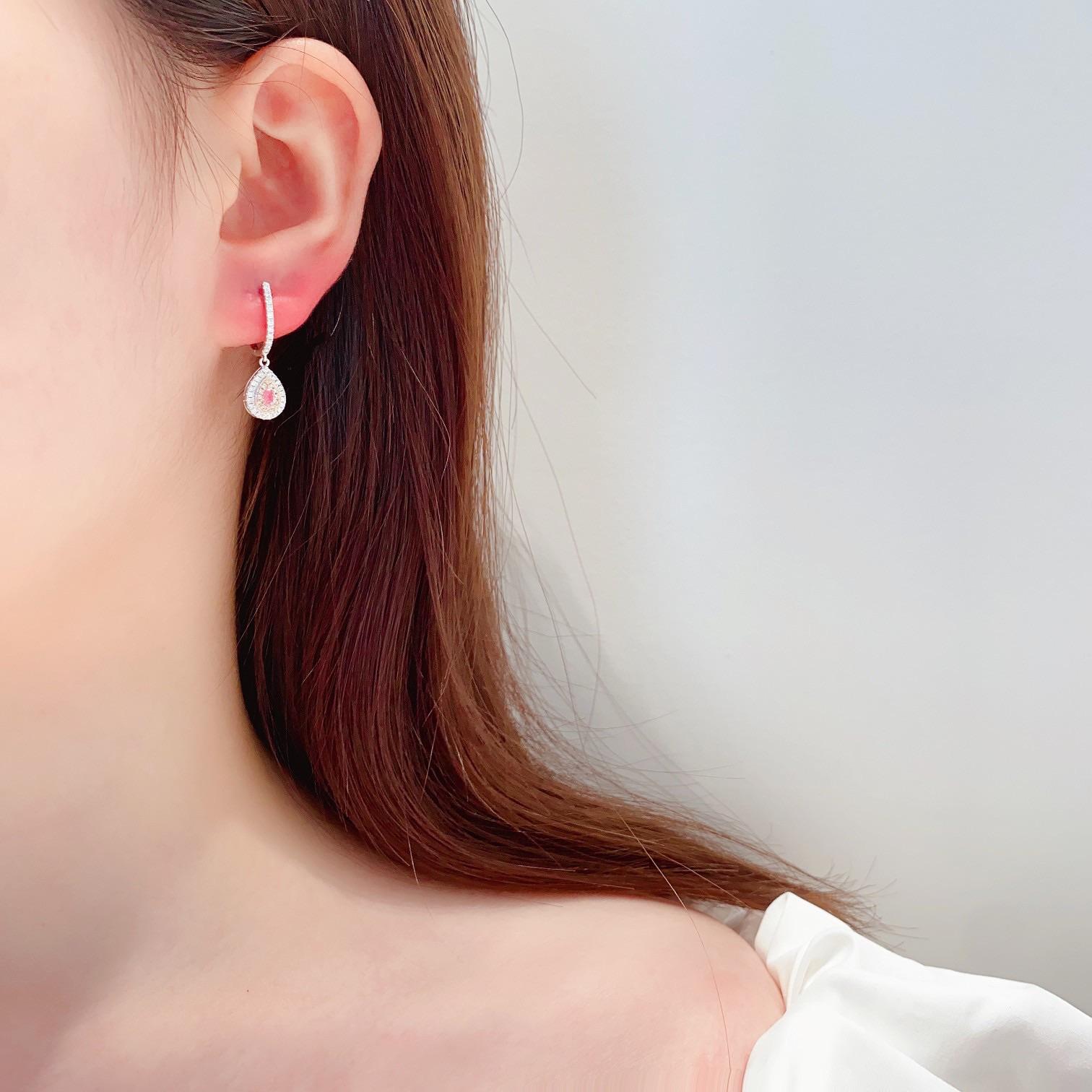 Moderno Orecchini a goccia con diamante rosa in oro bianco 18K in vendita