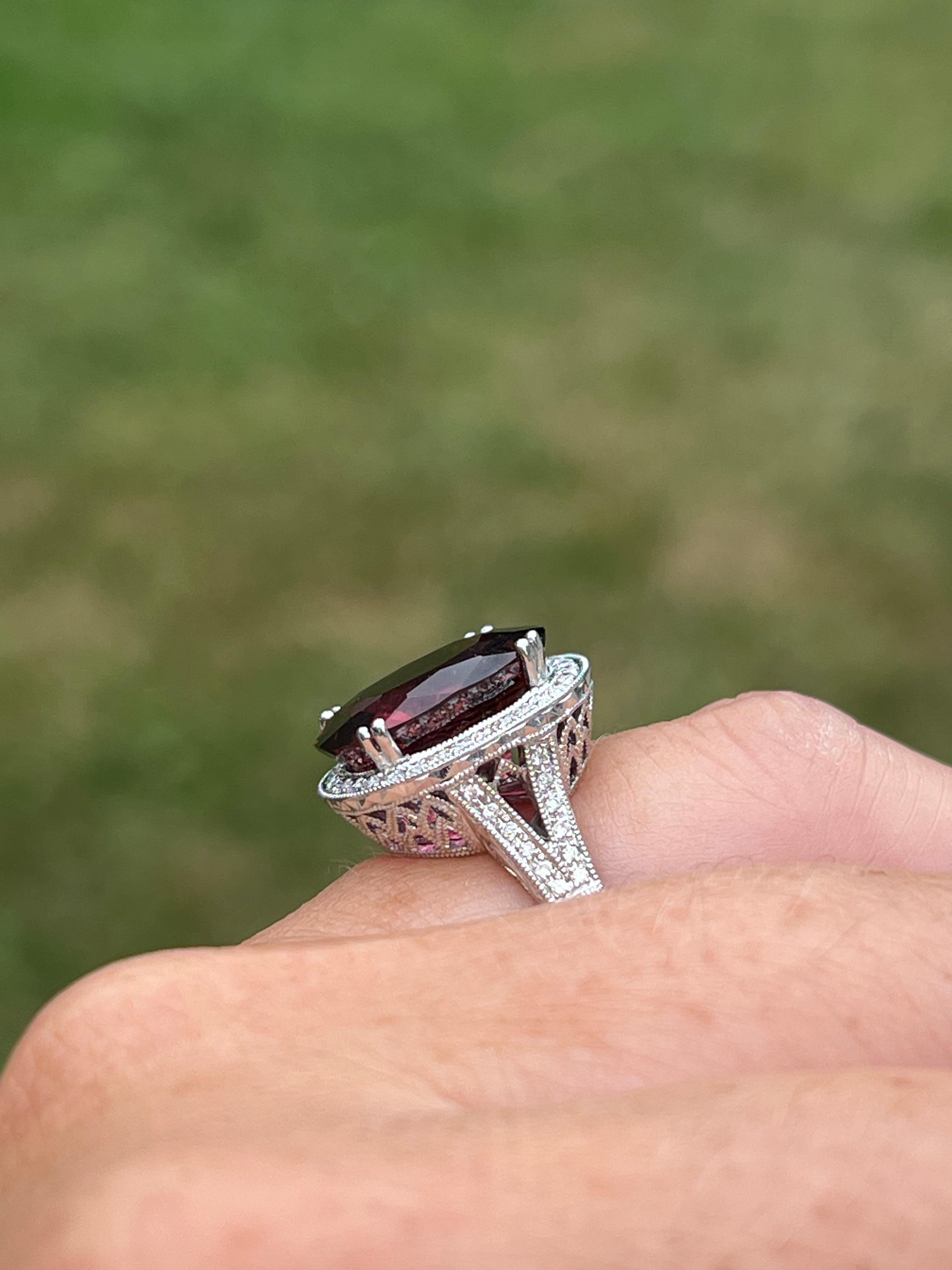 18k White Gold Pink Oval Tourmaline Ring In Good Condition For Sale In Towson, MD