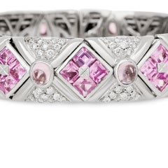 Bracciale rigido in oro bianco 18 carati con zaffiro rosa e diamanti, dal design geometrico