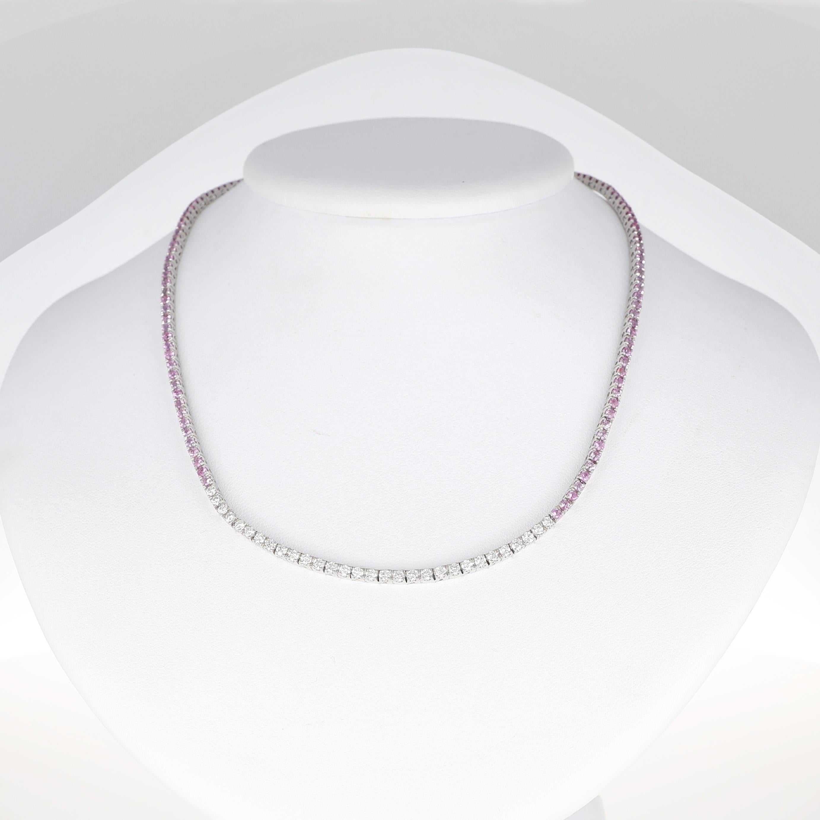 Una raffinata collana rivière realizzata in oro bianco 18 carati, con un'elegante sfumatura di pietre preziose. Il pezzo è incastonato con 5,67 carati di vibranti zaffiri rosa, che passano senza soluzione di continuità a 1,18 carati di diamanti