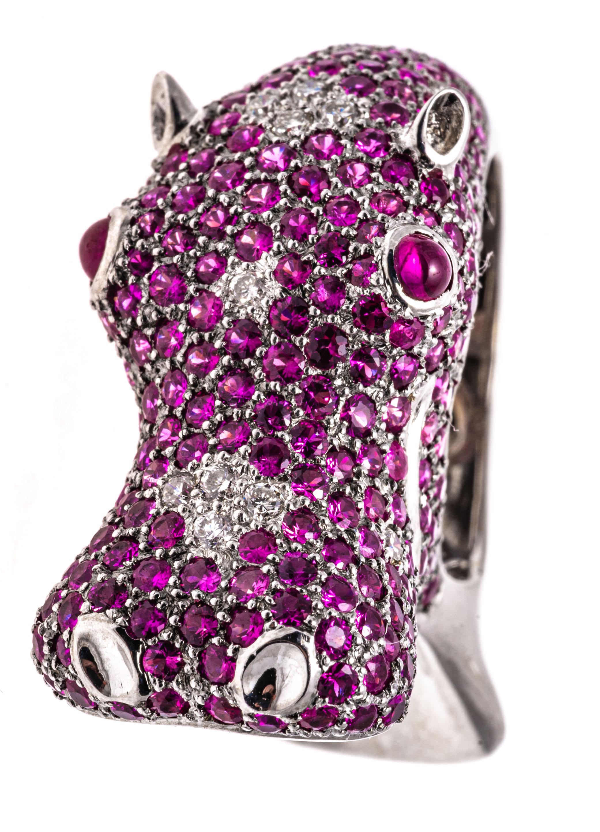 18k Weißgold Ring Ring. Dieser schöne Ring ist ein verspieltes, brüllendes Nilpferd, das in seiner Gesamtheit mit runden, facettierten, mittelgroßen, rosafarbenen Saphiren (ca. 4,94 TCW) besetzt ist und mit runden, facettierten, weißen Diamanten