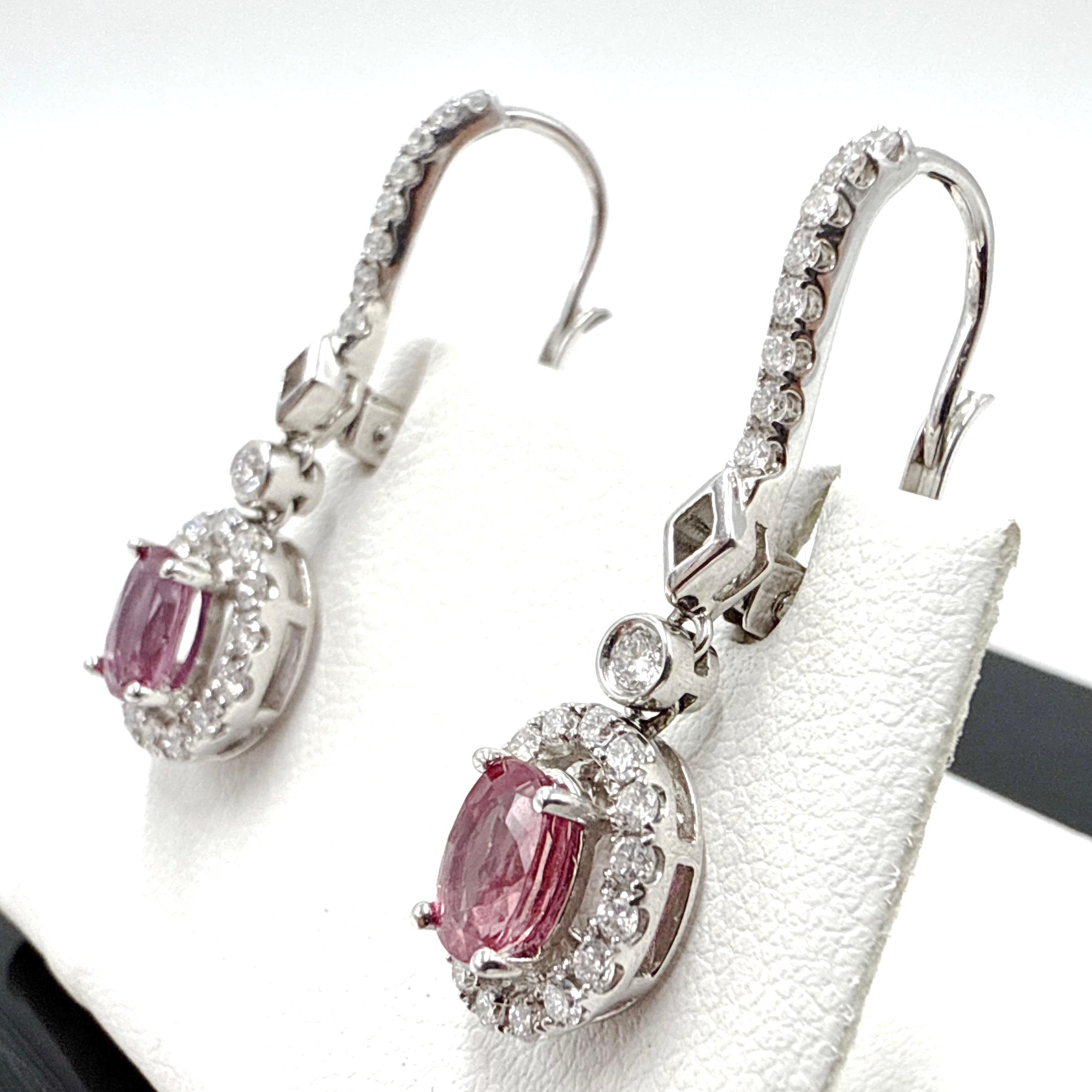 Taglio ovale Orecchini a goccia con zaffiro rosa e diamanti naturali in oro bianco 18 carati. 1,79TCW in vendita