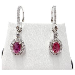 Orecchini a goccia con zaffiro rosa e diamanti naturali in oro bianco 18 carati. 1,79TCW