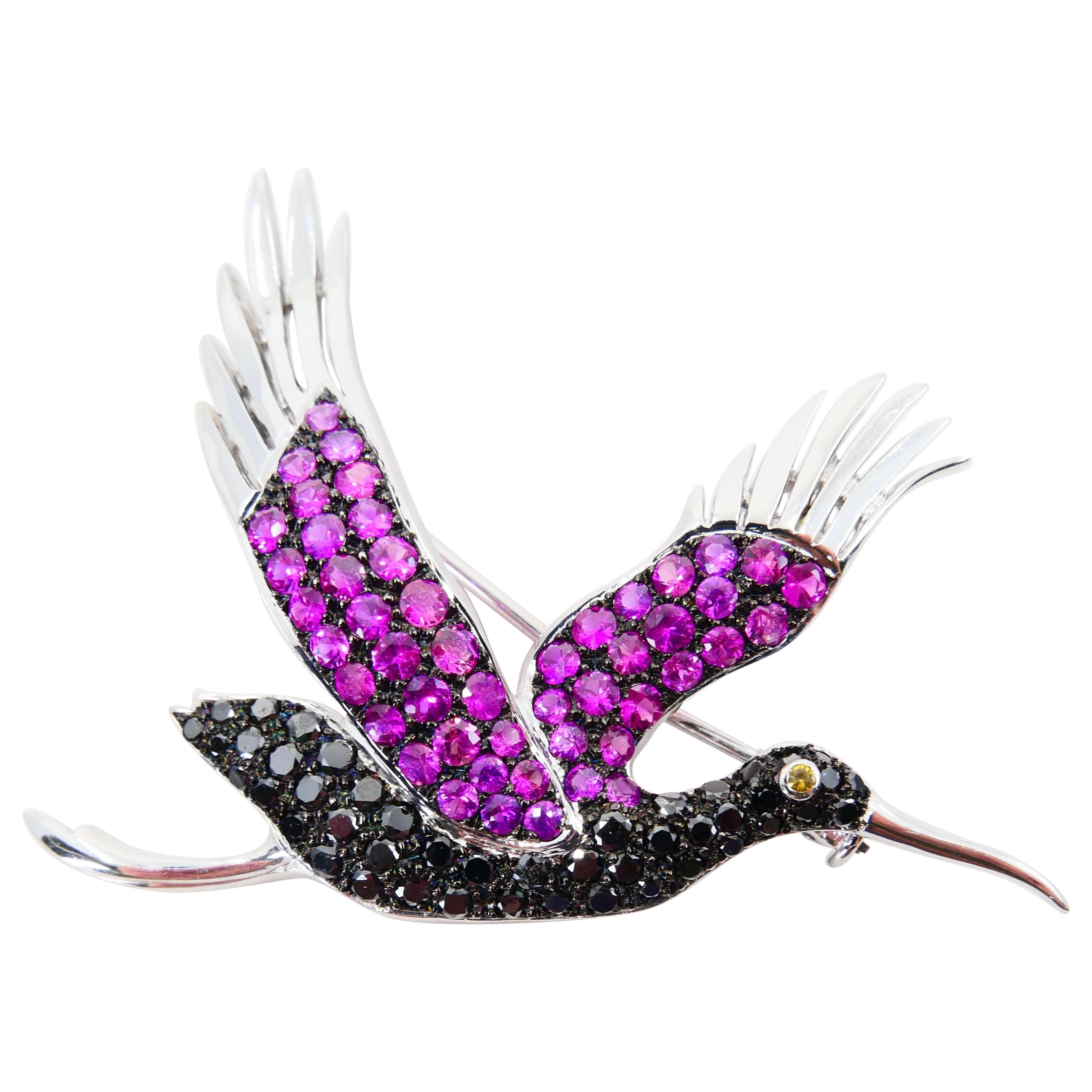 Broche Cigüeña de Oro Blanco de 18k Zafiros Rosas y Amarillos, Diamantes Negros