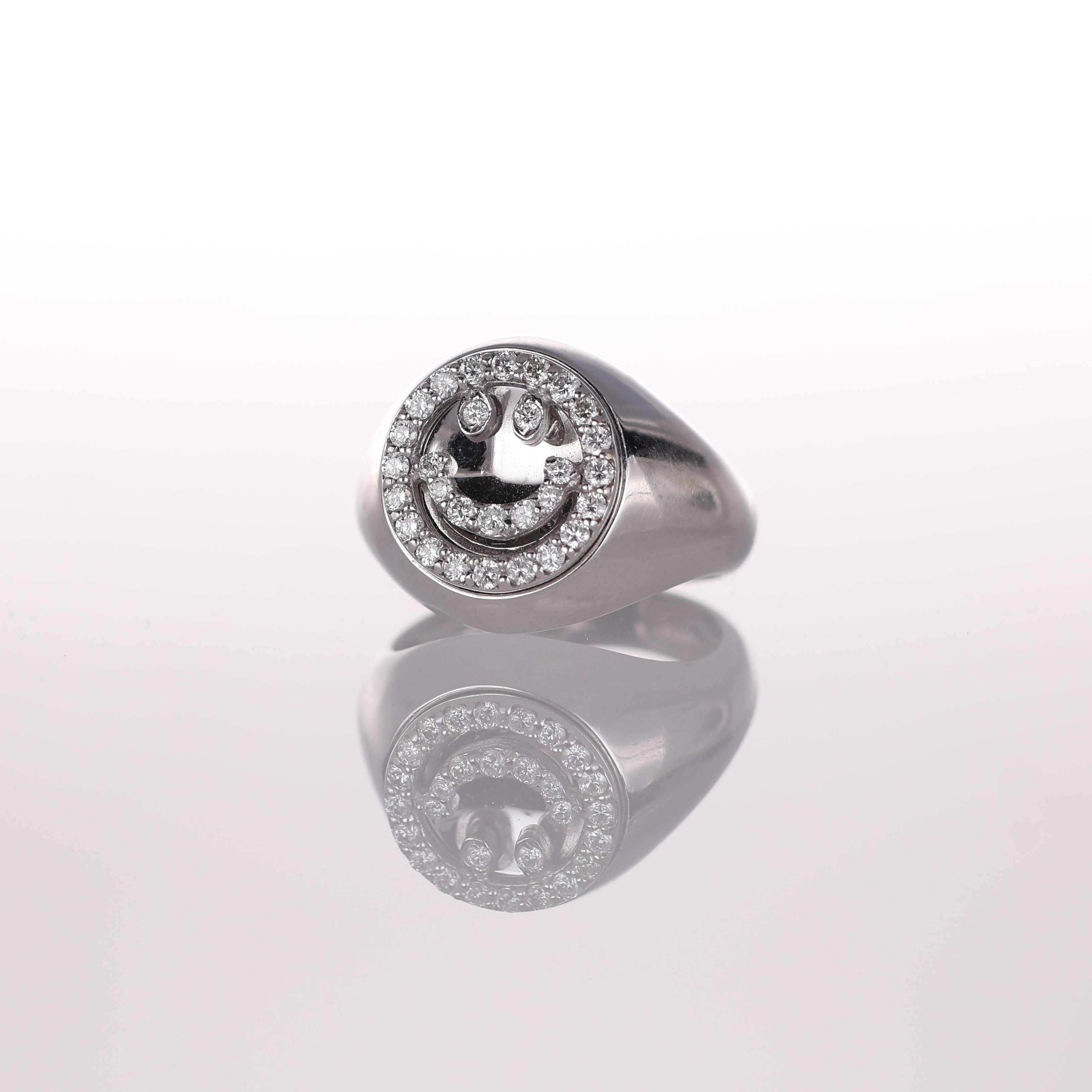 18K White Gold Pinky Ring with Diamond Smile Motif In New Condition For Sale In Bergamo, BG