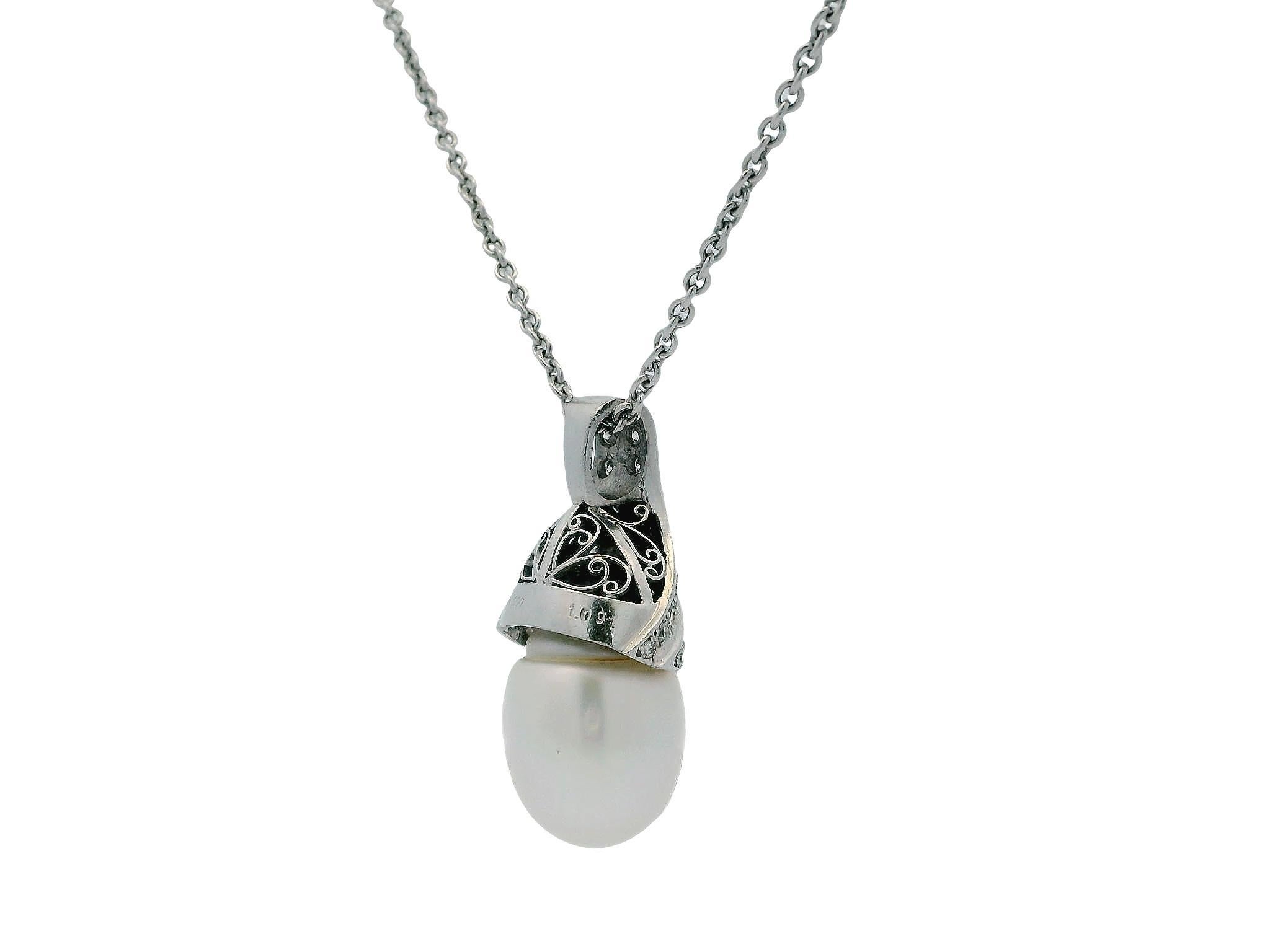 Collana con ciondolo di perle in oro bianco e platino 18K con catena francese In condizioni buone in vendita a Great Neck Plaza, NY