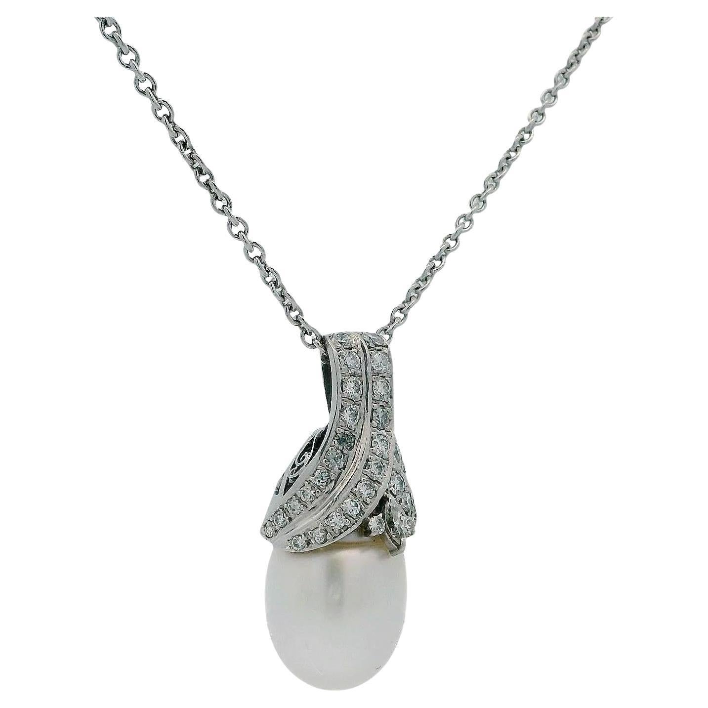 Collana con ciondolo di perle in oro bianco e platino 18K con catena francese in vendita