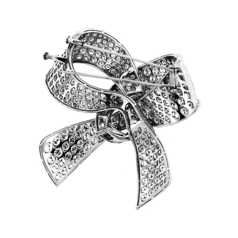 18 Karat White Gold Platinum Pavé Set Diamond Ribbon Style Large Brooch