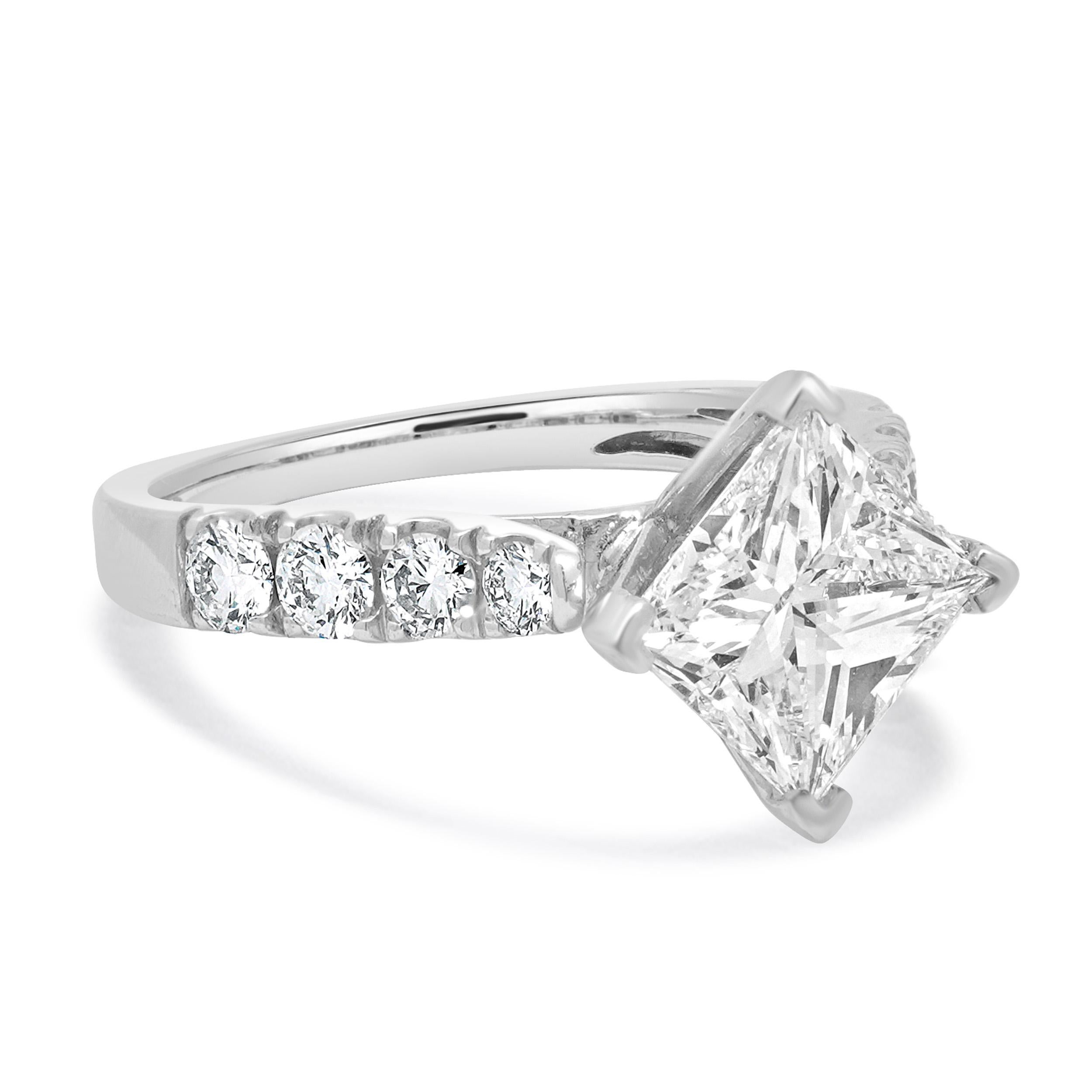 Bague de fiançailles en or blanc 18K et platine avec diamant taille princesse Excellent état - En vente à Scottsdale, AZ