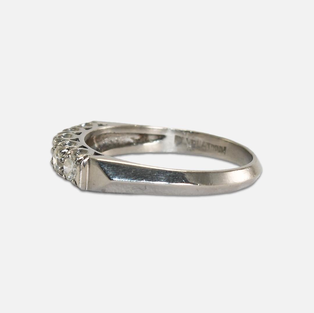 Alianza de boda de diamantes vintage en oro blanco y platino de 18 quilates en venta 7