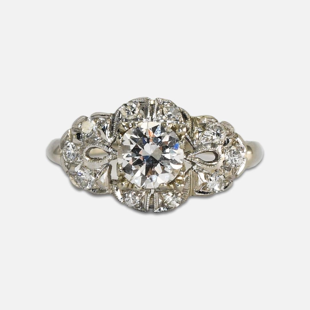 Conjunto de boda de diamantes vintage de 18 quilates y platino para mujer.
El anillo principal tiene un sello de 18 quilates y una prueba de 75% de oro con un analizador XRF.
La banda de platino está estampada en platino.
El conjunto de anillos pesa