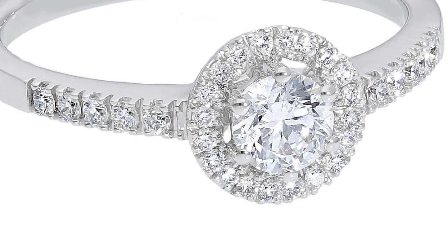En vente :  Bague de fiançailles Pradera en or blanc 18 carats avec halo de diamants 2