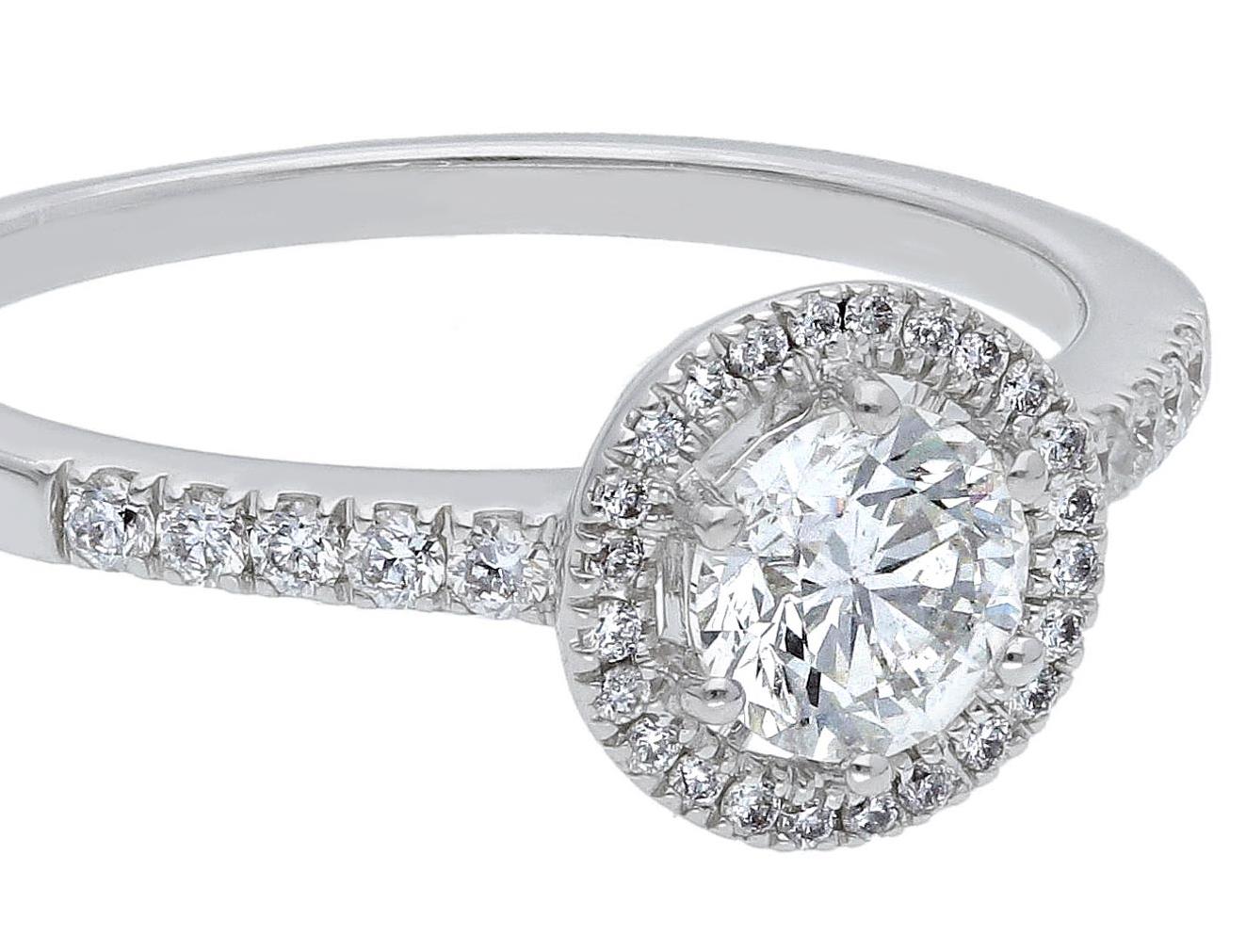 En vente :  Bague de fiançailles Pradera en or blanc 18 carats avec halo de diamants 3