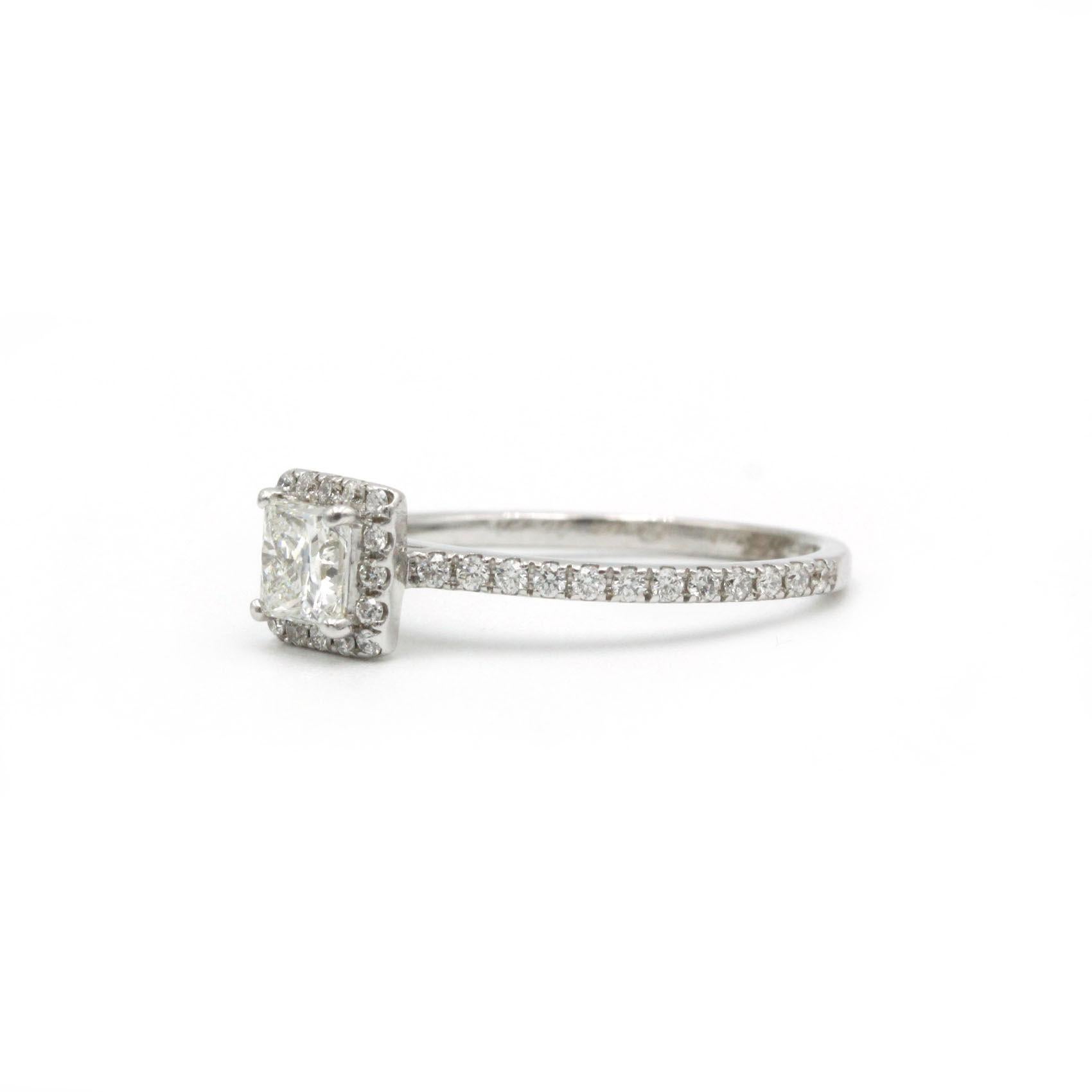 Questo anello a raggiera in oro bianco 18 carati, che coniuga con eleganza moderna e scintillio senza tempo, ha come cuore un brillante diamante taglio princess da 0,50 carati, affiancato da uno scintillante pavé di 40 diamanti a taglio pieno.