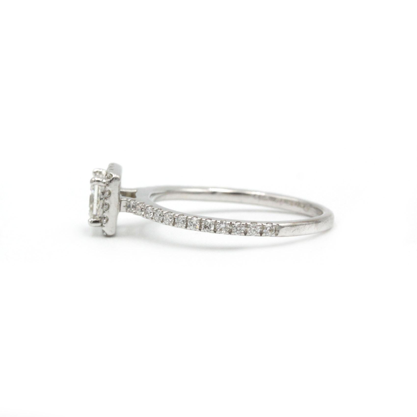 Contemporaneo Anello aureola con diamante taglio principessa in oro bianco 18K 0,50 ct G VS in vendita