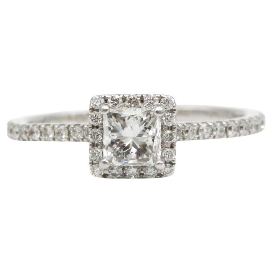 Anello aureola con diamante taglio principessa in oro bianco 18K 0,50 ct G VS in vendita