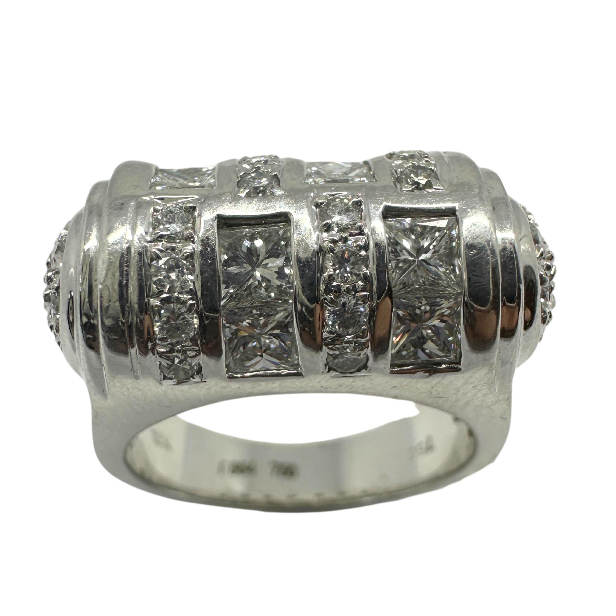 Anello con diamante taglio principessa in oro bianco 18 carati
Condit: In buone condizioni, con qualche lieve usura superficiale dovuta all'età.
Misura dell'anello: 6,75
Marcature: 