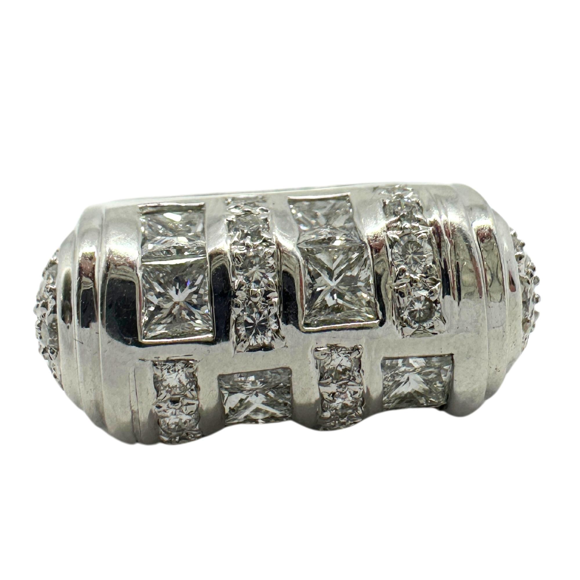 Anello con diamante taglio principessa in oro bianco 18 carati In condizioni buone in vendita a New York, NY