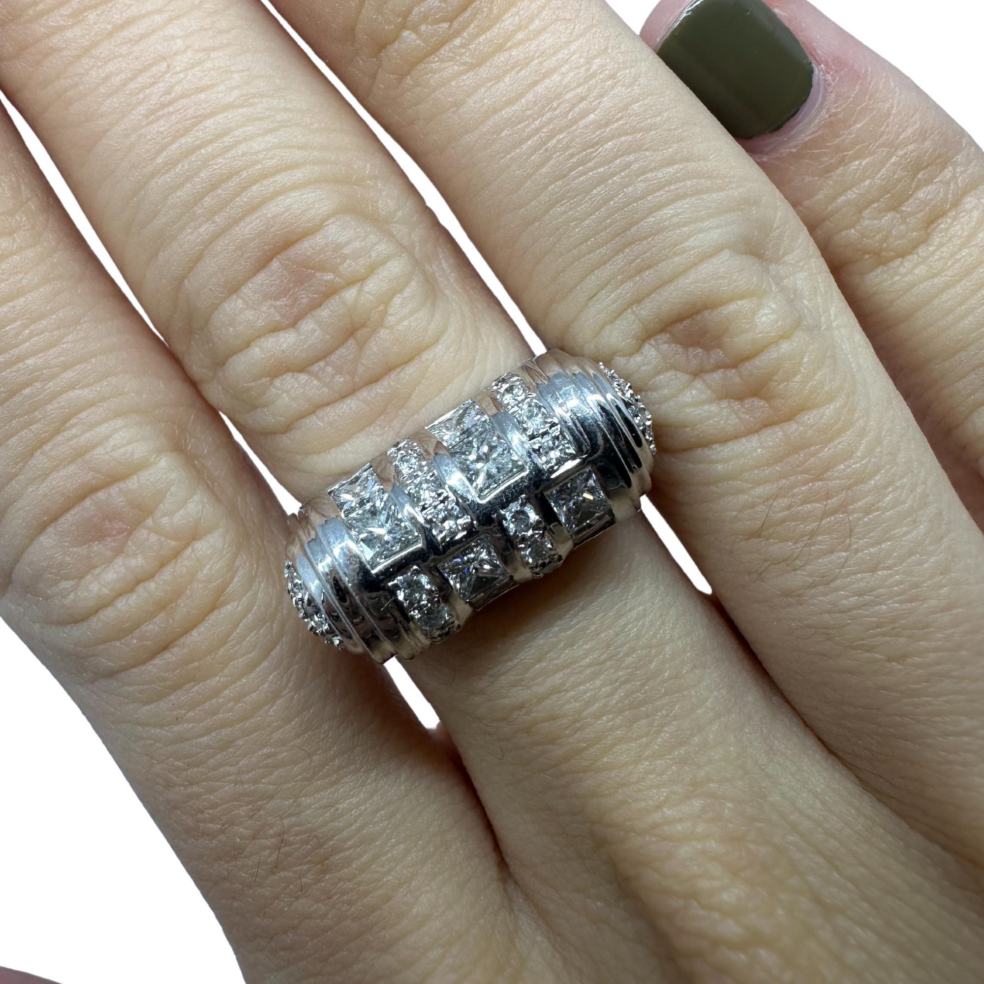 Anello con diamante taglio principessa in oro bianco 18 carati in vendita 1