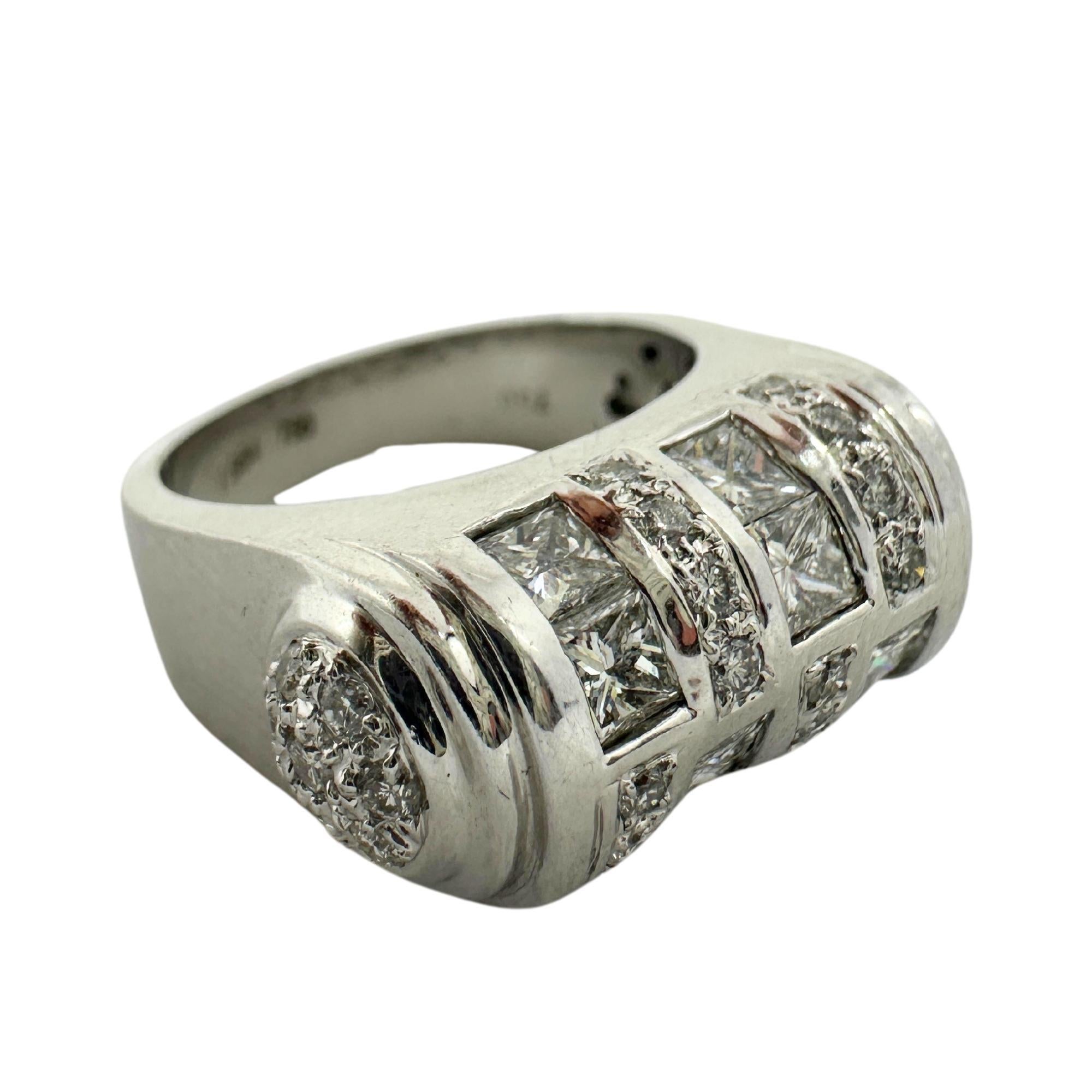 Anello con diamante taglio principessa in oro bianco 18 carati in vendita 2