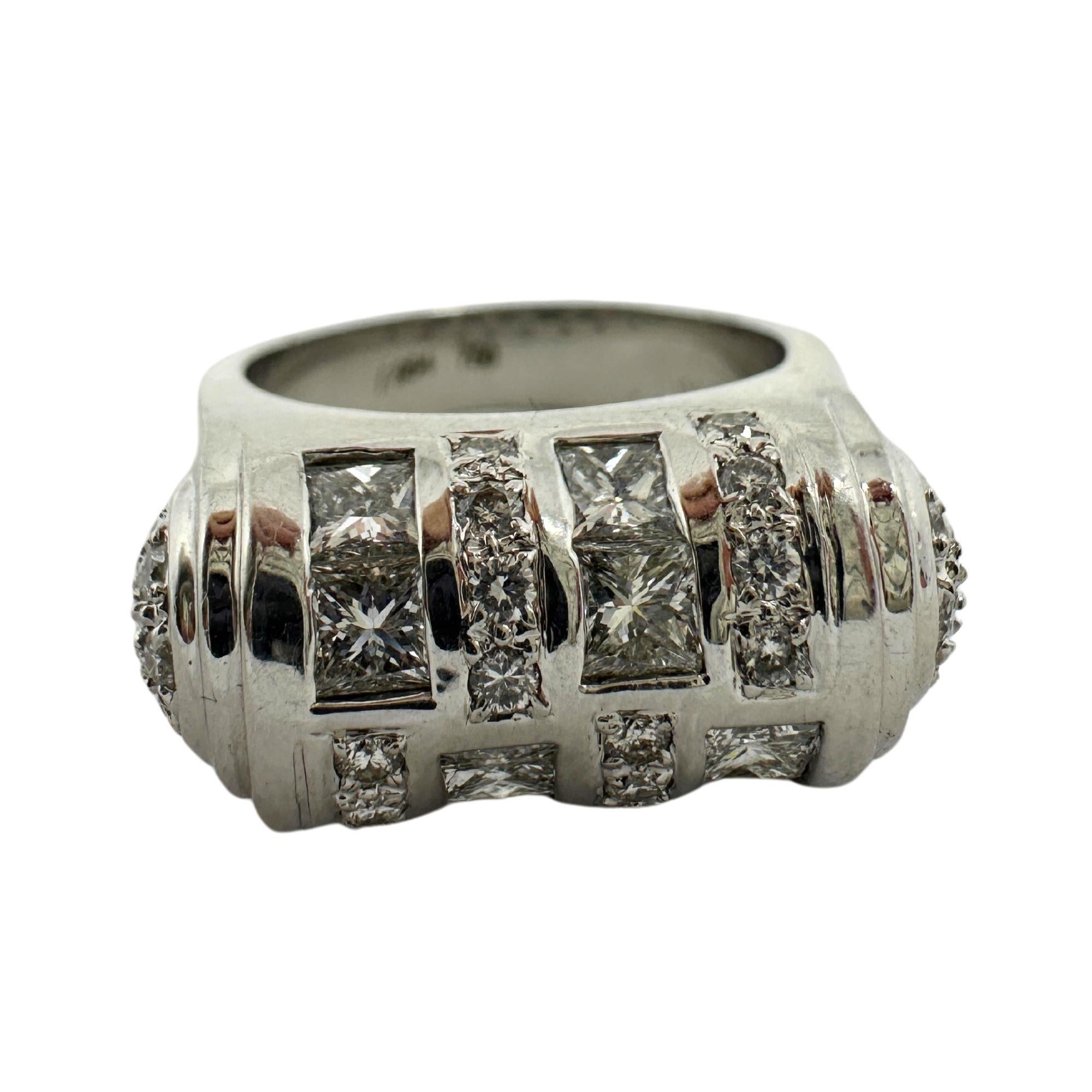 Anello con diamante taglio principessa in oro bianco 18 carati in vendita 3