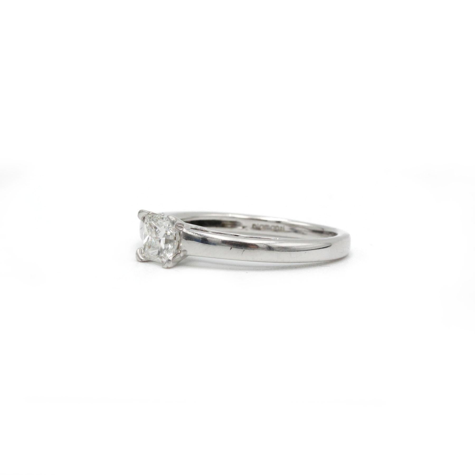 La elegancia discreta se une al diseño moderno en este anillo solitario de oro blanco de 18 quilates. Un nítido diamante talla princesa de 0,50 ct, color F y claridad VS, está engastado en una elegante cabeza de cuatro puntas sobre una elegante